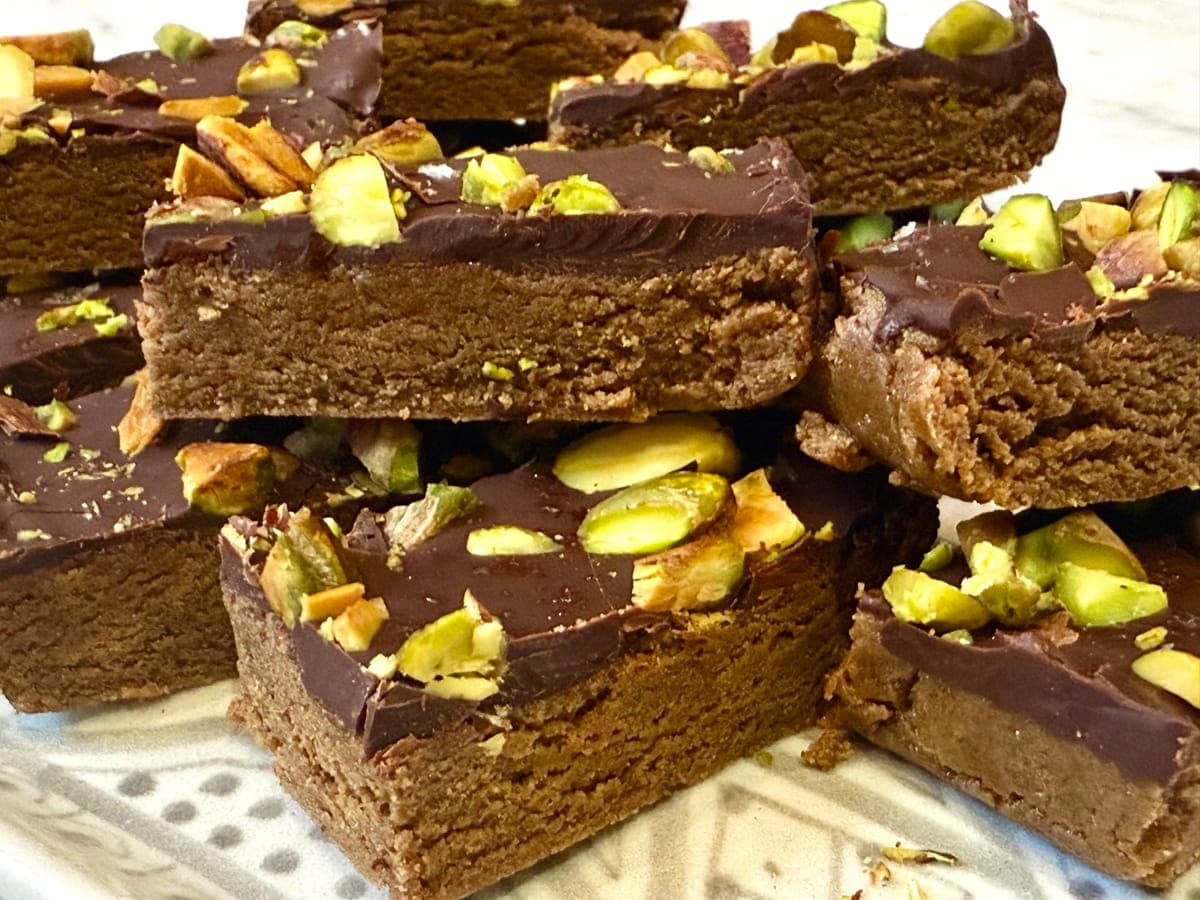 Dubai chocolate protein bar made with natural ingredients, combining rich cocoa flavor and high-protein nutrition.